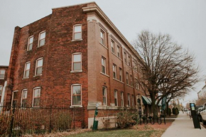 6 modern apts near nightlife & attractions